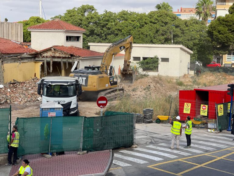 COMIENZAN LAS OBRAS DE REHABILITACIÓN DEL EDIFICIO DE LA FÁBRICA DE HIELO CON EL DERRIBO DEL GRUPO DE EMPRESAS