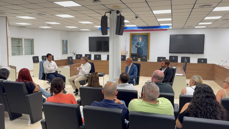 EL CONSELLER DE EDUCACIÓN Y EL ALCALDE SE REÚNEN CON LOS REPRESENTANTES DE LAS AMPA DE TORREVIEJA Y DE LA FAPA GABRIEL MIRÓ