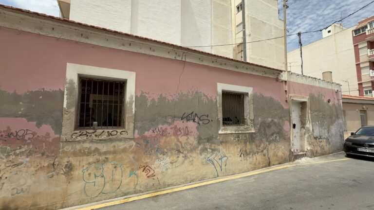 TORREVIEJA DA UN PASO MÁS PARA MEJORAR LA SEGURIDAD VIAL EN EL CENTRO URBANO CON LA DEMOLICIÓN DE UN INMUEBLE EN RUINA