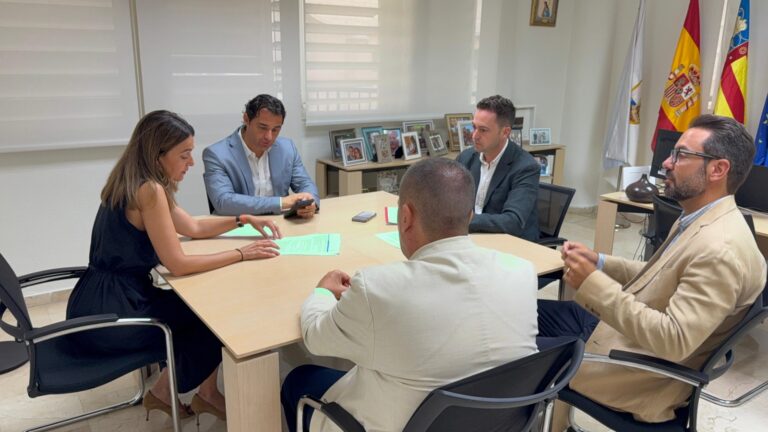 Nuria Martínez visita el Palacio de Justicia de Torrevieja, cuyos sistema de climatización, ventilación e iluminación acaban de ser renovados