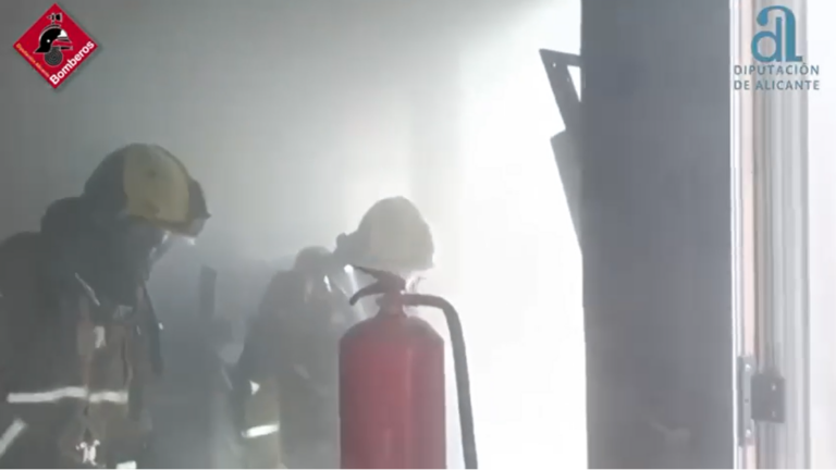 Rápida actuación evita la propagación de un incendio en una lavandería de Torrevieja