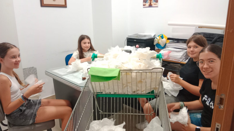 COFRADES Y VECINOS SE VUELCAN PARA ADORNAR LAS CALLES POR LAS QUE PASARÁ LA VIRGEN DE LA ESPERANZA DESPUÉS DE SU CORONACIÓN CANÓNICA