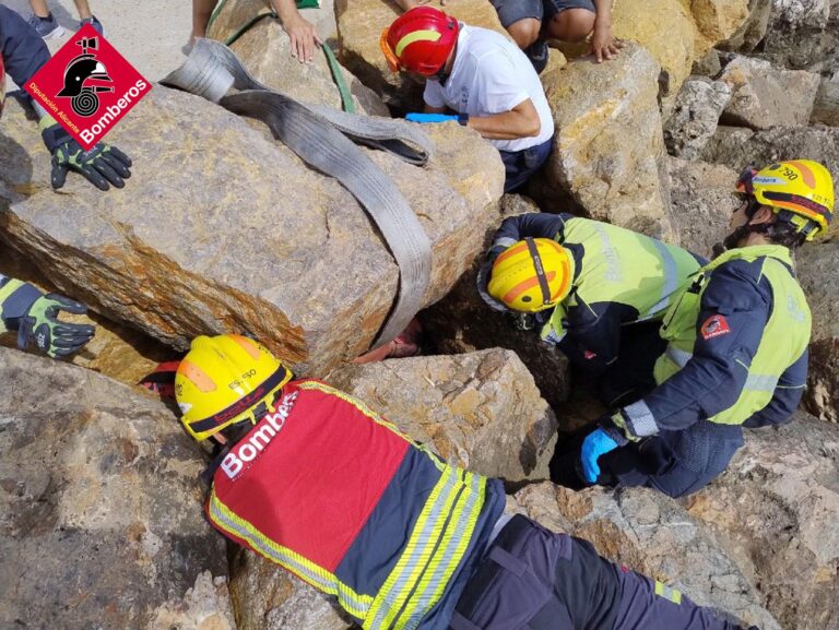 Rescatado un hombre atrapado entre las rocas del Paseo Marítimo Juan Aparicio