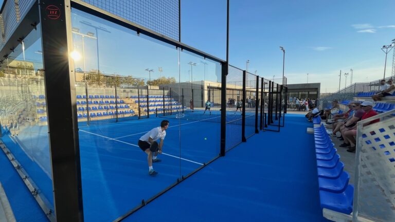 El Ayuntamiento reabre las siete pistas de pádel y dos de frontenis, incorpora un nuevo sistema de acceso y construye una cafetería en la Ciudad Deportiva