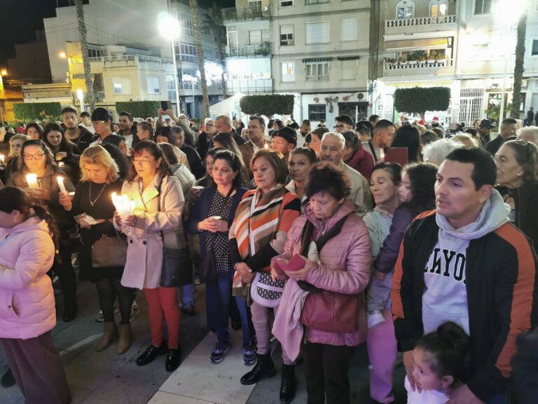 Gran asistencia de público en la noche de las Velitas  celebración colombiana  en el Sagrado Corazón