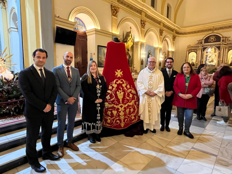 BENDECIDA LA NUEVA CAPA DE SAN JUAN EVANGELISTA EN LA APERTURA DEL 75 ANIVERSARIO DE SU COFRADÍA