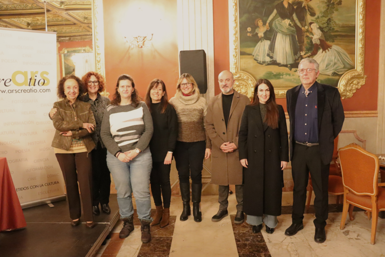 María del Mar Collado presenta en Torrevieja sus investigaciones sobre biopolímeros aplicados a la salud