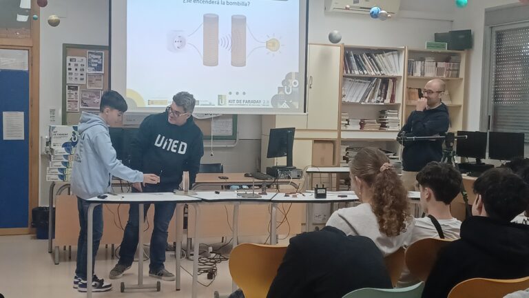EL ALUMNADO TORREVEJENSE DESCUBRE FESTIVAMENTE A FARADAY Y A FRESNEL