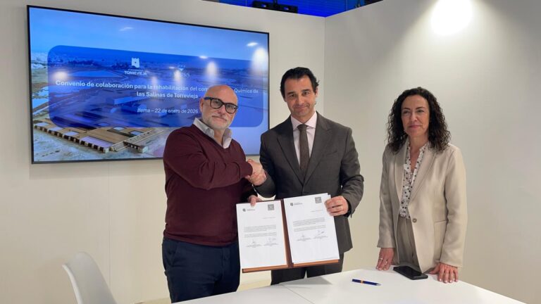 El Ayuntamiento de Torrevieja y Salins avanzan en el convenio para rehabilitar las antiguas fábricas de La Química y abrirlas al uso público