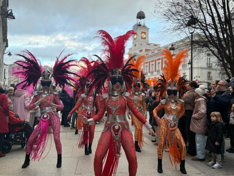 El Carnaval de Torrevieja deslumbra en el corazón de Madrid con un espectacular desfile por FITUR 2026