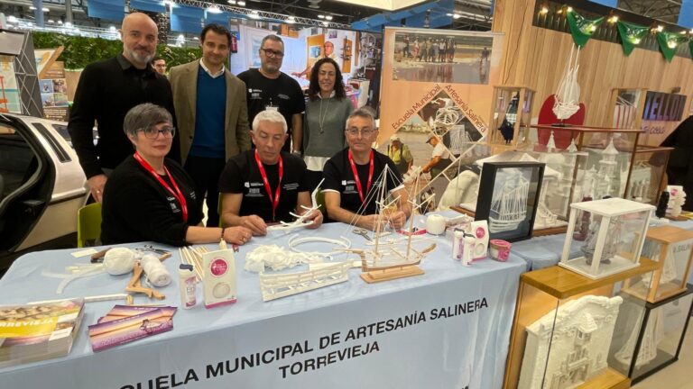 La Escuela Municipal de Artesanía Salinera de Torrevieja exhibe en FITUR una tradición única ligada a la laguna rosa