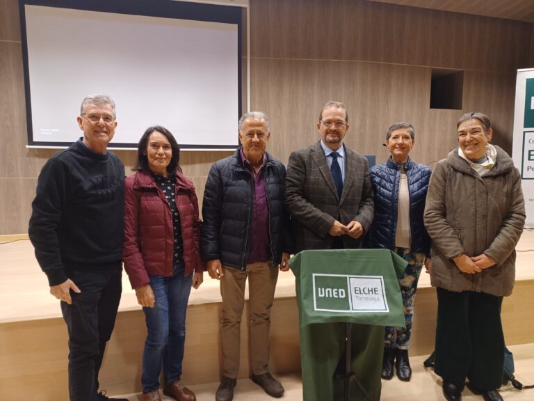 La música emociona al alumnado sénior de la UNED Torrevieja en el cierre del cuarto curso de la Universidad Abierta