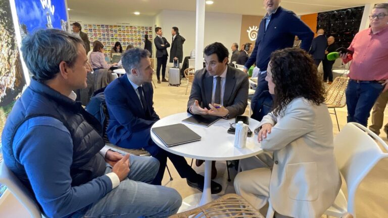 Torrevieja avanza en la ampliación de su planta hotelera tras mantener reuniones estratégicas en FITUR
