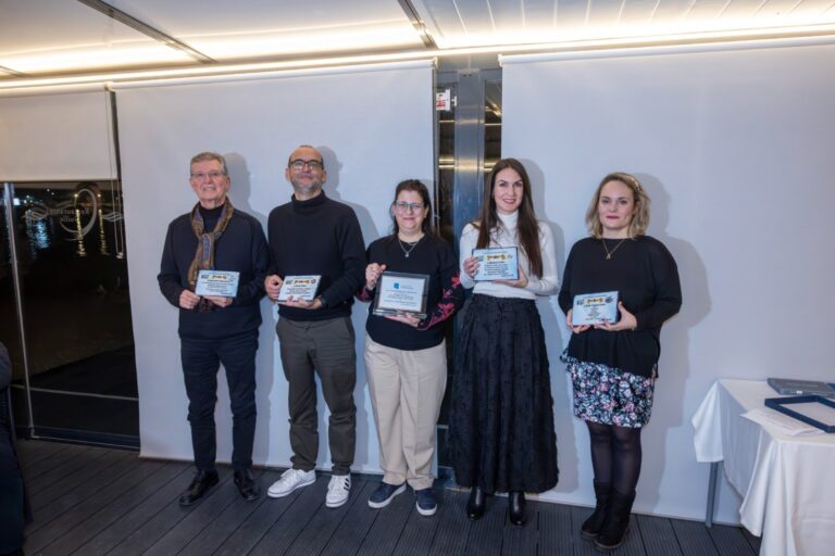 La prensa local de Torrevieja celebra más de 30 años de complicidad institucional en los Premios “Salmonete y Rascasa” 2025