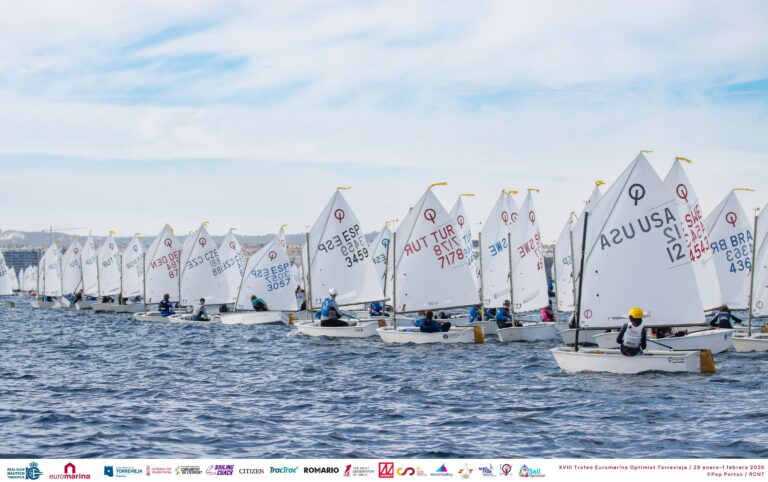Nicolás Bastard toma el liderato en la Euromarina Optimist Torrevieja tras una jornada marcada por el viento flojo