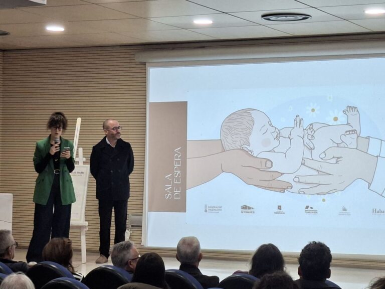 LA SEDE DE LA UA EN TORREVIEJA IMPULSA LA HUMANIZACIÓN DE TRES CENTROS DE SALUD DEL DEPARTAMENTO DE TORREVIEJA A TRAVÉS DE LAS ILUSTRACIONES DE ALBA GRANERO