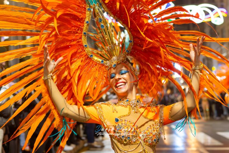 Torrevieja se prepara para su espectacular desfile nocturno de Carnaval en San Valentín