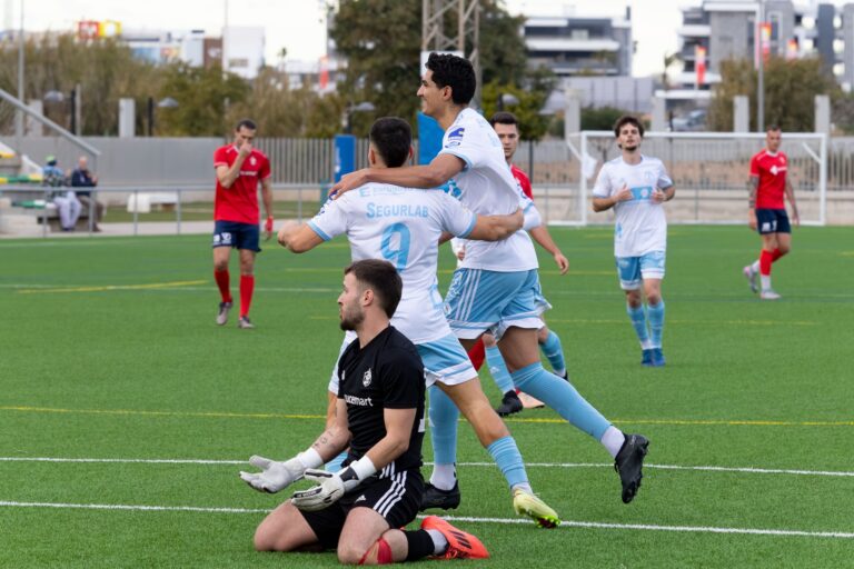 El SC Torrevieja logra una gran victoria ante el CFI Alicante y se mantiene a tres puntos del liderato