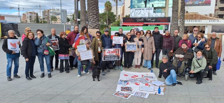 Torrevieja acoge una concentración ciudadana en apoyo a los derechos humanos en Irán