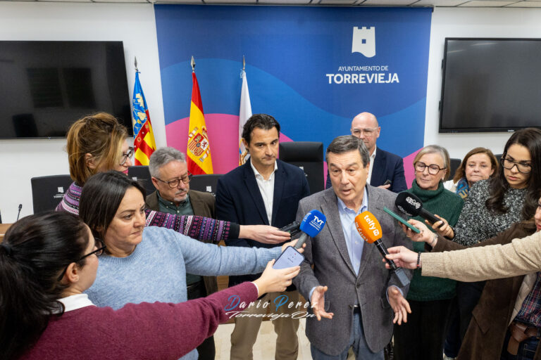 Sanidad y Ayuntamiento acuerdan la cesión de suelo para ampliar el Hospital de Torrevieja