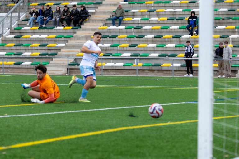 El SC Torrevieja se impone 2-0 al CFUD Calpe y sigue la estela del líder