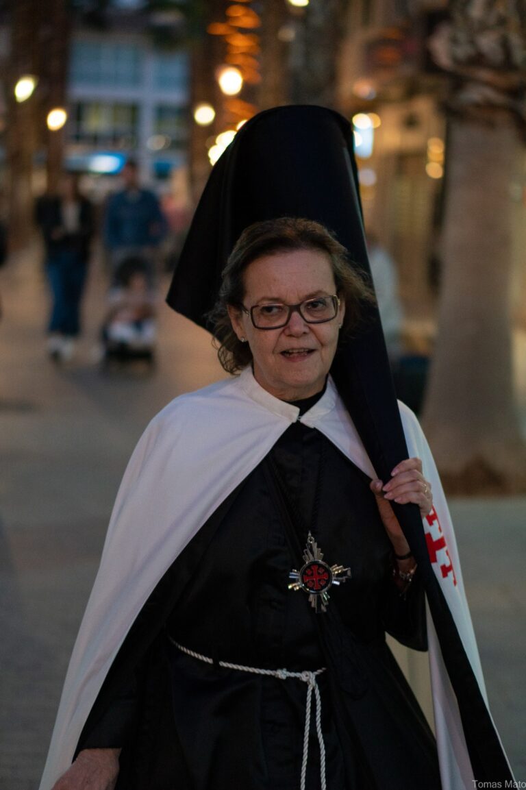 La Cofradía del Santo Sepulcro de Torrevieja nombra a Paloma Manzanera “Cofrade de Honor 2026” por más de 30 años de devoción