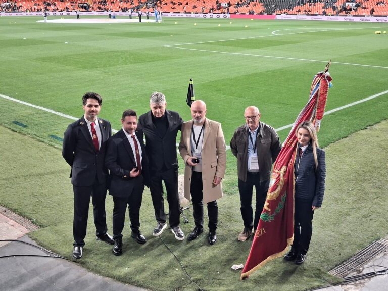 La Sociedad Musical Ciudad de Torrevieja “Los Salerosos” ameniza con su música la tradicional vuelta al campo en Mestalla durante el Valencia CF – Real Madrid