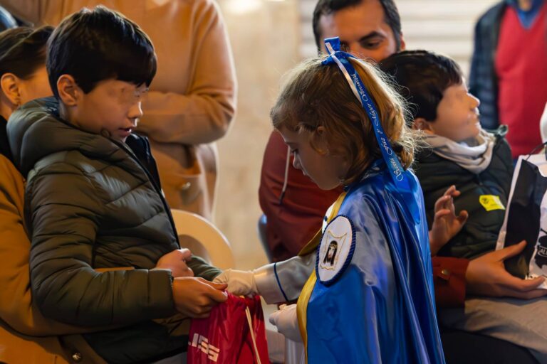 Semana Santa en Torrevieja y la tradición de repartir caramelos en sus procesiones