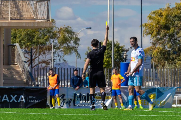 El SC Torrevieja lamenta la actuación arbitral tras su derrota en Benigánim, pero mantiene intactas sus opciones de ascenso
