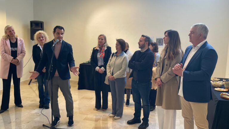EL ALCALDE DE TORREVIEJA INAUGURA EN EL CENTRO CULTURAL VIRGEN DEL CARMEN LA EXPOSICIÓN DE CERÁMICA “CHAKRAS: ARTE Y ENERGÍA”