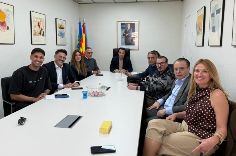 El alcalde de Torrevieja se reúne con la nueva directiva de APYMECO para impulsar el comercio local