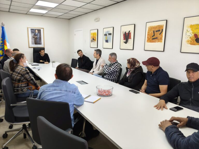 El alcalde de Torrevieja se reúne con los vecinos de Torresal para presentar el plan de obras del Programa Barrios financiado con fondos Next Generation