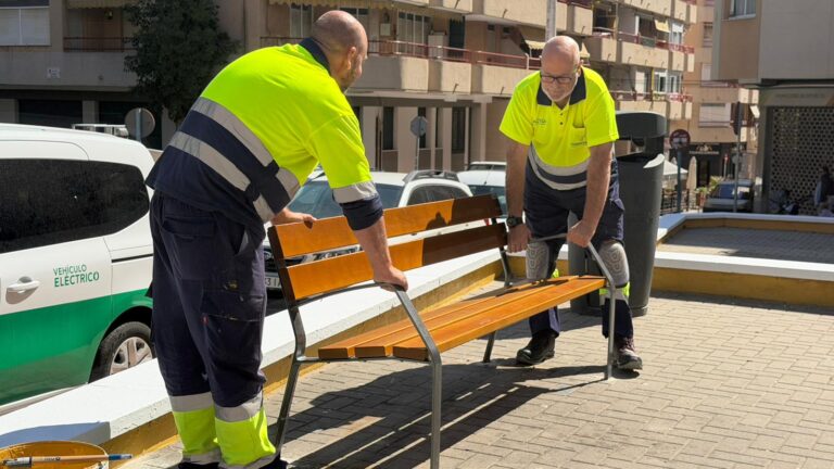 El Ayuntamiento de Torrevieja mejora la Plaza María Asunción con nuevo arbolado y mobiliario urbano