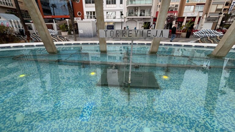 Torrevieja refuerza el mantenimiento de sus fuentes ornamentales con un plan de limpieza en 19 puntos de la ciudad