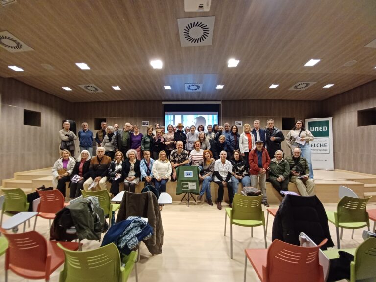 Los sénior de la UNED de Torrevieja aplauden el curso sobre lenguaje cinematográfico impartido por Carlos Escolano