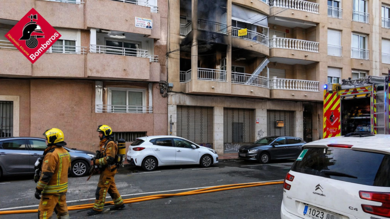 Desalojan un bloque de viviendas en Torrevieja por un incendio en una primera planta