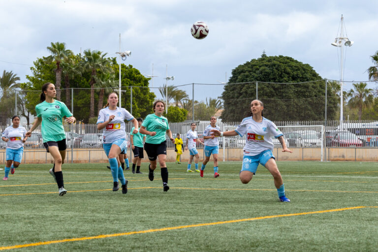 El femenino del SC Torrevieja se aferra a la categoría tras un derbi de máxima intensidad ante el Atlético San Miguel