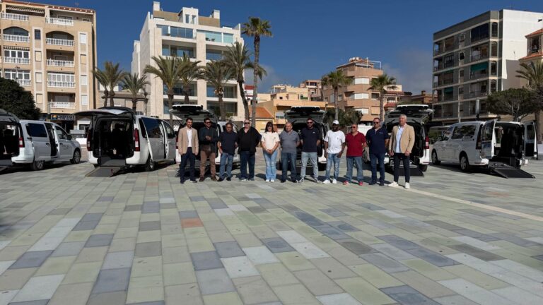 Torrevieja incorpora seis nuevos eurotaxis para mejorar el servicio de transporte y la accesibilidad