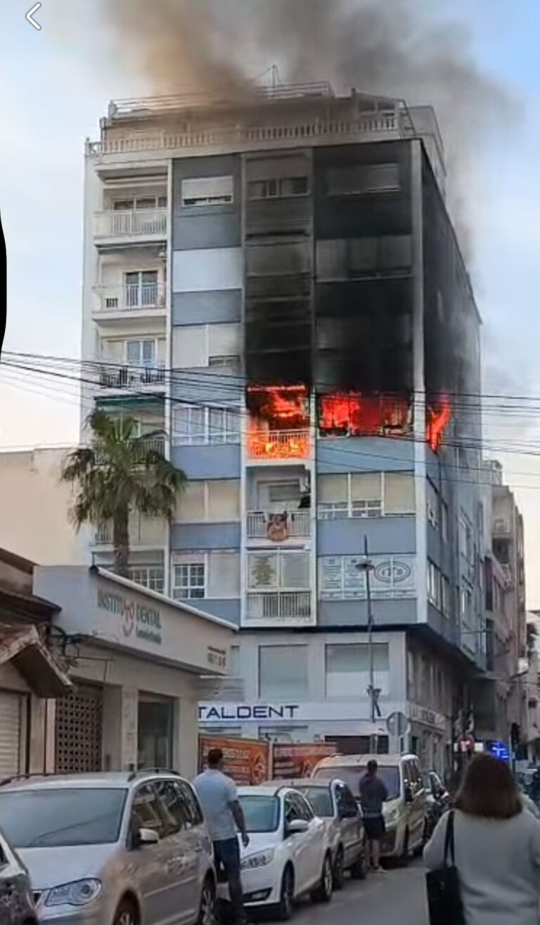 Incendio en una vivienda de Torrevieja moviliza a bomberos y genera gran alarma en pleno centro