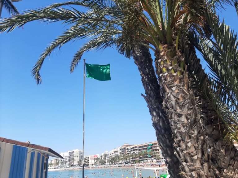 Torrevieja revalida en 2026 sus seis banderas azules y refuerza su liderazgo turístico en la costa mediterránea