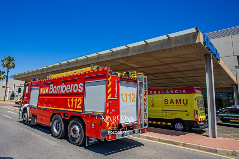 Incendio en la segunda planta del Hospital de Torrevieja activa un importante operativo de emergencia