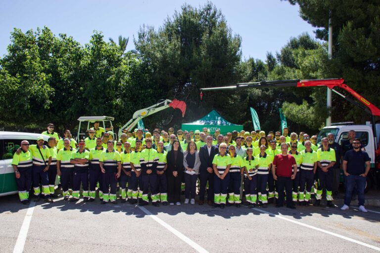Torrevieja presenta el mayor despliegue técnico y humano de su historia para el mantenimiento de parques y jardines