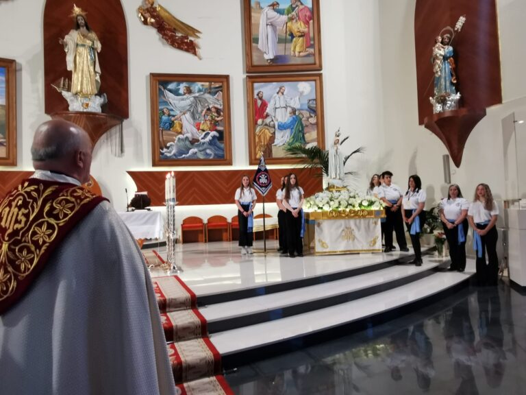 El Vía Lucis reúne a numerosos fieles en una procesión en honor a la Virgen de Fátima