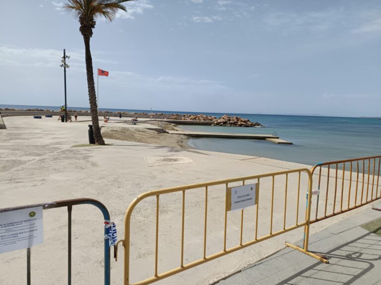 Clausurada temporalmente una zona de baño de las Piscinas Naturales de Torrevieja tras detectarse una incidencia puntual en los controles de calidad del agua