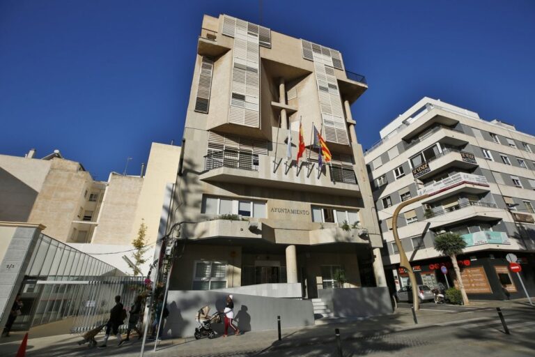 El Ayuntamiento de Torrevieja abre el plazo para solicitar las ayudas de 450 euros por nacimiento o adopción