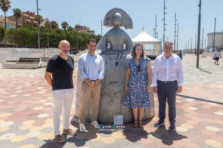 Torrevieja incorpora al puerto las esculturas monumentales de Manolo Valdés y convierte el recinto portuario en un museo al aire libre