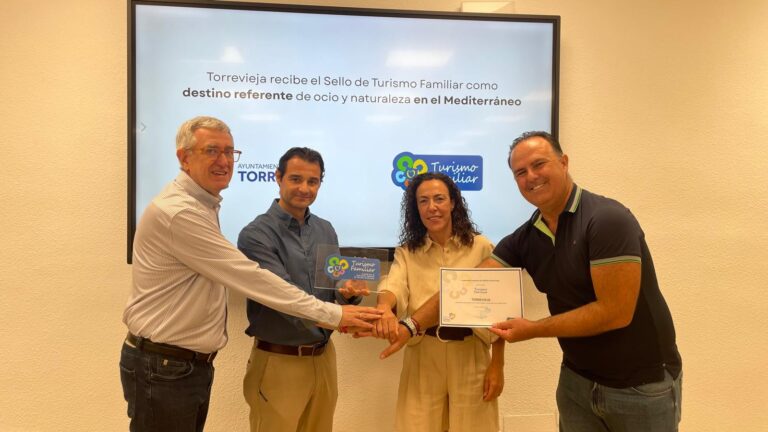 Torrevieja recibe el Sello de Turismo Familiar y se consolida como uno de los grandes destinos para disfrutar en familia