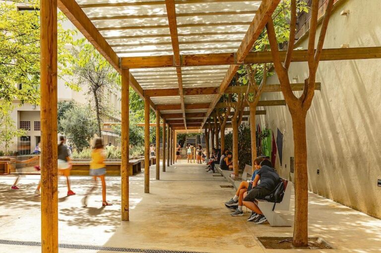 SUEÑA TORREVIEJA RECLAMA AL GOBIERNO MUNICIPAL  QUE EXPLIQUE QUÉ MEDIDAS HA ADOPTADO UN AÑO  DESPUÉS PARA CREAR REFUGIOS CLIMÁTICOS Y UN PLAN  MUNICIPAL DE SOMBRA