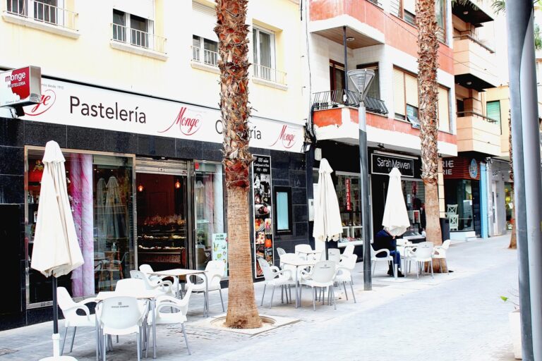Cinco normas sobre la ocupación de la vía pública en Torrevieja que todos los vecinos y comerciantes deberían conocer