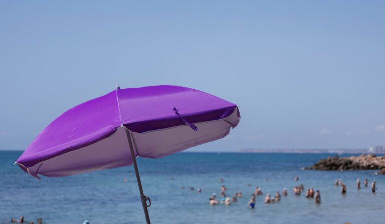 ¿Qué está prohibido hacer en las playas de Torrevieja? 10 normas que muchos bañistas desconocen